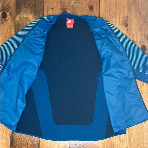 Nike Women’s Sportswear Dynamic Reveal Jacket - Picture 9 of 13